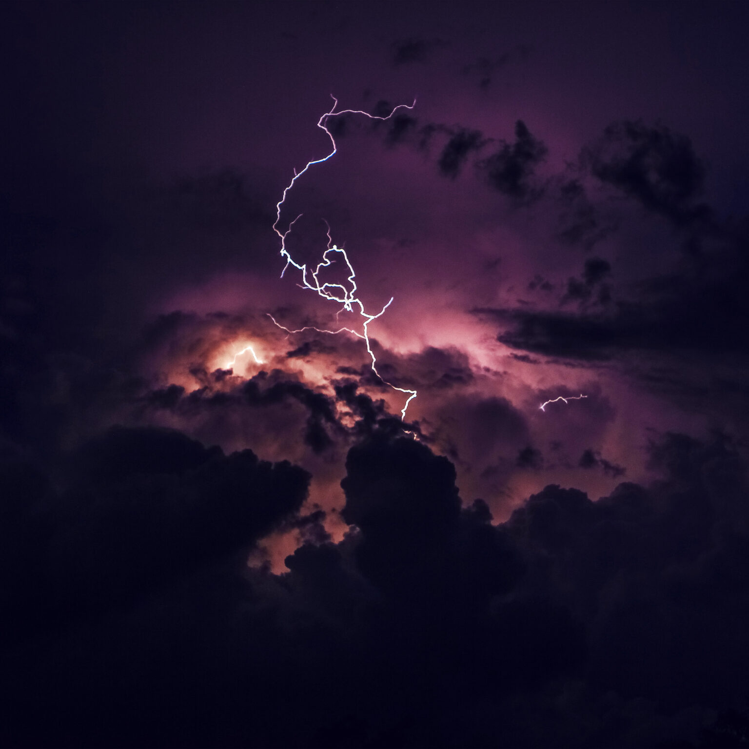 summer-wallpaper-iphone-idownloadblog-thunderstorm-lightning-1536×1536